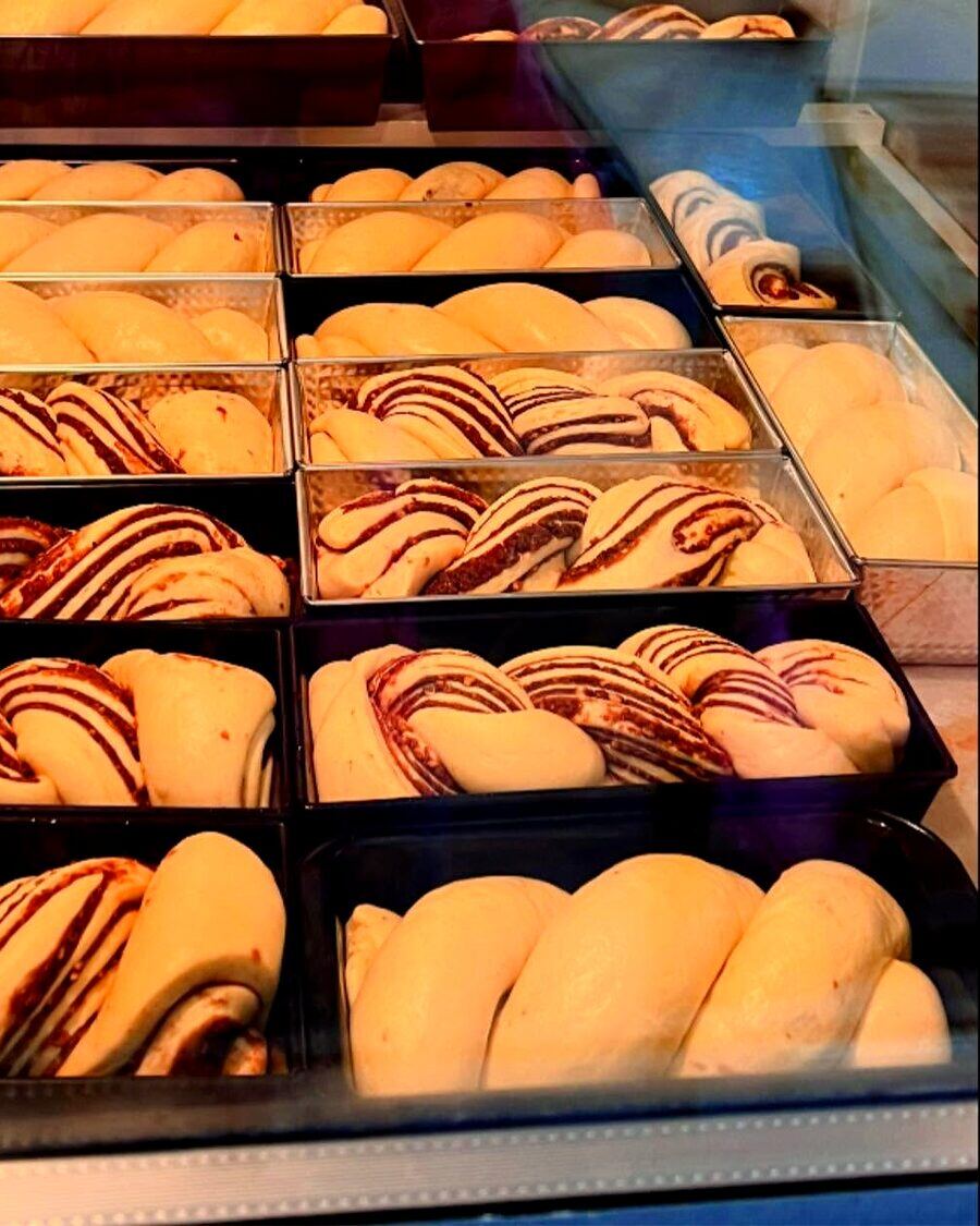 Cozonaci nefierți, la dospit, în tăvi, în bucătăria Cuptorul de Aur