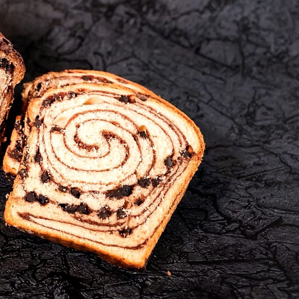 Cozonac răsucit, marmorat cu cacao, tăiat felii — Cuptorul de Aur